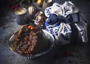 marksandspencer_XMAS2023_FOOD_tradicni britsky vanocni dort christmas pudding_ruzne druhy_od 249Kc.jpg